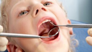איך תגרמו לילד שלכם לצחצח שיניים באופן קבוע